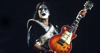 Kiss Eu costumava cair muito com essas botas. Paul andava até mim fazendo parecer que era parte da coreografia, relembra Ace Frehley