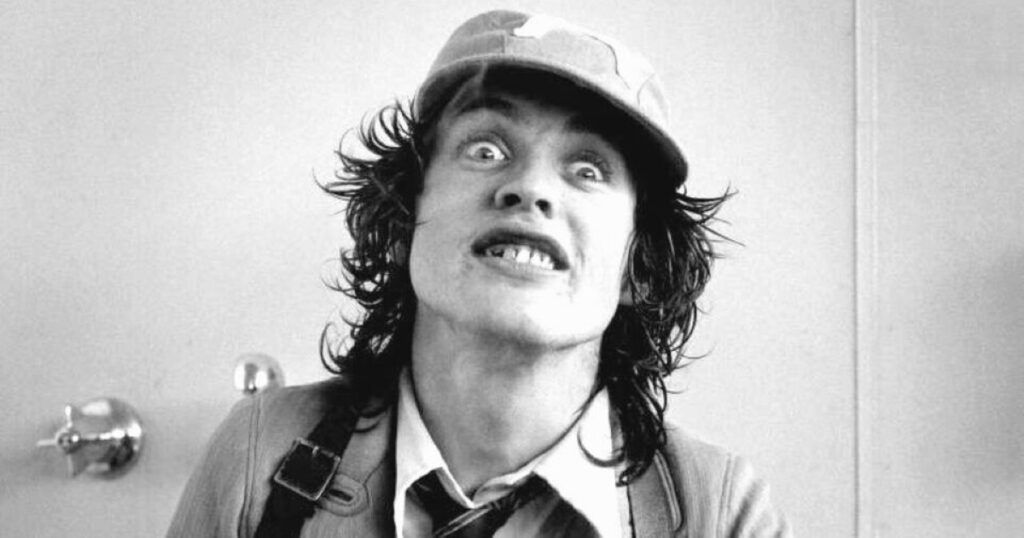 Kiss ele pegou o cachorro-quente e começou a mastigar na lateral porque na frente não havia dentes, diz Gene Simmons sobre Angus Young