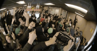 McDonald's recebe visita inesperada da banda punk Knuckleheadz que tocou F McDonaldz dentro do estabelecimento