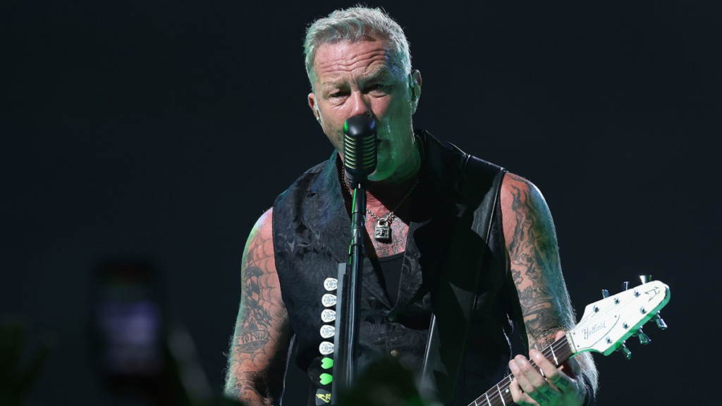 Metallica Minha opinião fica comigo. Eu sou um cantor e guitarrista em uma banda de rock. Eu odeio política, disse James Hetfield
