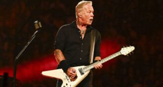 Metallica eu sei que individualmente somos todos músicos realmente medianos, diz James Hetfield