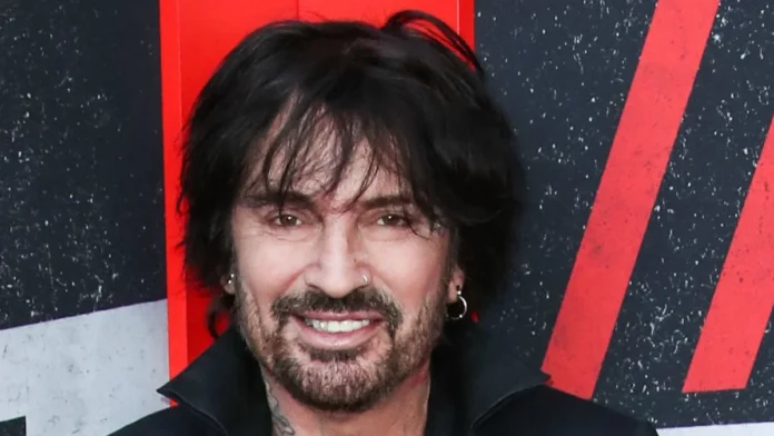 Mötley Crue: Tommy Lee critica roqueiros que estão promovendo seus álbuns durante os incêndios em Los Angeles