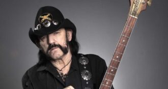Motörhead Eu sempre fui um cavalheiro. Algumas feministas radicais diriam que isso é paternalista. Eu apenas vejo isso como boas maneiras, disse Lemmy