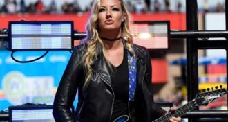 Nita Strauss Um bando de bebês chorões. O Metallica é a maior banda do mundo e as pessoas ainda criticam suas coisas novas