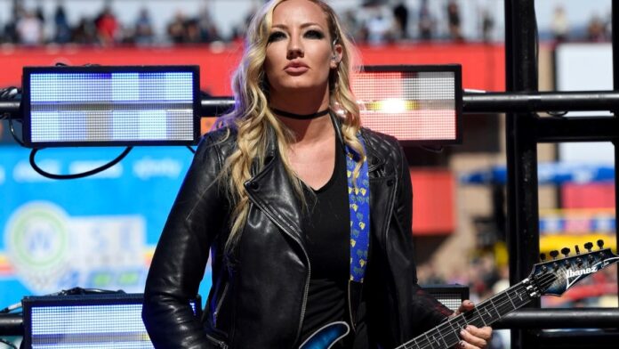 Nita Strauss Um bando de bebês chorões. O Metallica é a maior banda do mundo e as pessoas ainda criticam suas coisas novas