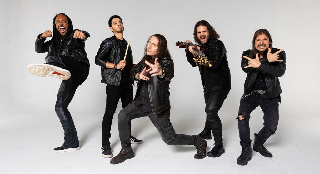 Quem fala que o Angra tem que acabar ou é invejoso ou nunca foi em um show do Angra. Compra um ingresso, filma e mostra que tem que acabar..., diz Paulo Baron