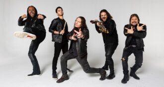 Quem fala que o Angra tem que acabar ou é invejoso ou nunca foi em um show do Angra. Compra um ingresso, filma e mostra que tem que acabar..., diz Paulo Baron