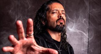 Rainbow Eles querem ouvir as músicas o mais próximo possível das originais, mas, não querem um cara apenas copiando os cantores originais, diz Ronnie Romero