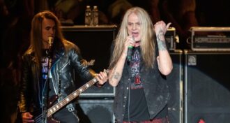 Sebastian Bach a internet é tão hilária. Tem uma diferença entre não conseguir soar como no disco e não dar a mínima