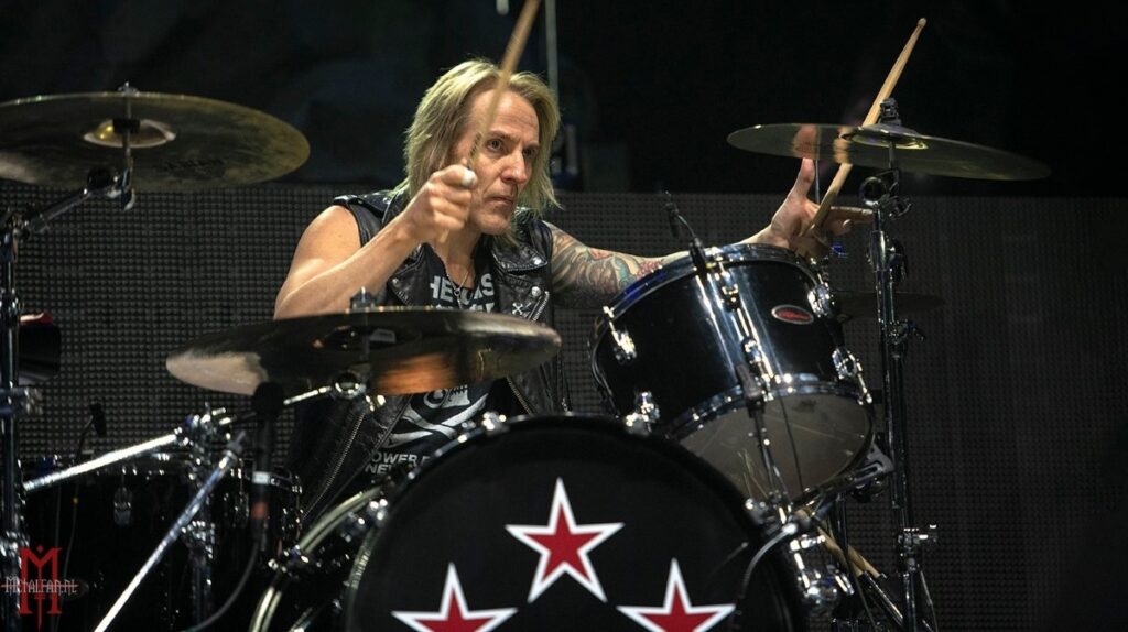 Skid Row Ainda estamos em uma busca ativa por um novo vocalista. Qualquer sugestão é bem vinda, diz Rob Hammersmith