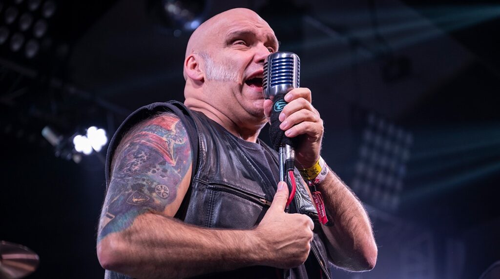 Blaze Bayley tem conselhos para jovens músicos Eu acredito que você deve se perguntar, por que alguém iria querer me ouvir em vez de assistir Netflix ou jogar PlayStation