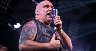 Blaze Bayley tem conselhos para jovens músicos Eu acredito que você deve se perguntar, por que alguém iria querer me ouvir em vez de assistir Netflix ou jogar PlayStation