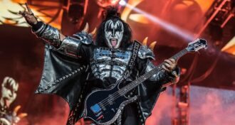 Gene Simmons Se você é um filho da put miserável, ainda é muito melhor ser um filho da put miserável rico… Eu certamente era rico. Continuo sendo