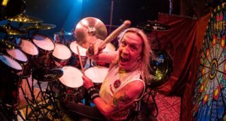 Iron Maiden O sentimento que eu tinha era de frustração porque eu sabia que eu podia fazer coisas, mas eu não conseguia realmente fazê-las física ou mentalmente, diz Nicko McBrain