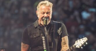 Metallica A pessoa que mais viveu no estilo de vida do rock and roll neste planeta não está no Hall da Fama do Rock and Roll, diz James Hetfield