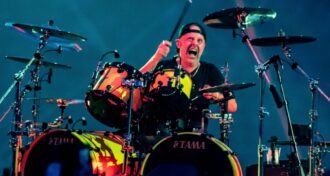 Metallica Toda aquela merda dos anos 80 de 'quem é o melhor baterista, o mais rápido...' Eu desisti disso há muito tempo. Estou mais interessado em fazer as músicas soarem bem, diz Lars