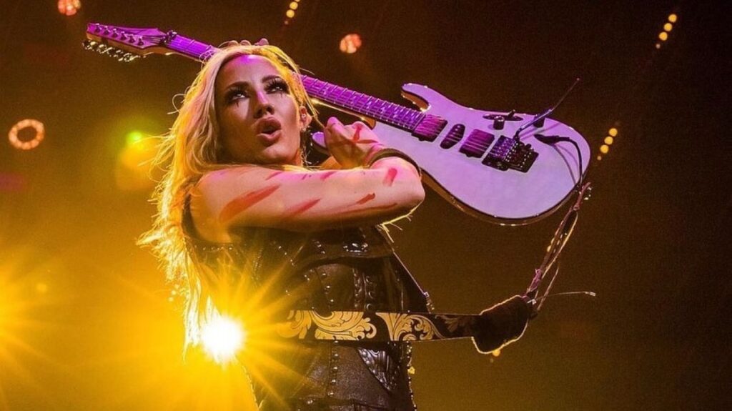 Nita Strauss Após problematizarem o termo guitarrista mulher, Nita diz que não se incomoda, eu só acho que há coisas mais importantes para se ofenderem”