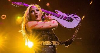 Nita Strauss Após problematizarem o termo guitarrista mulher, Nita diz que não se incomoda, eu só acho que há coisas mais importantes para se ofenderem”