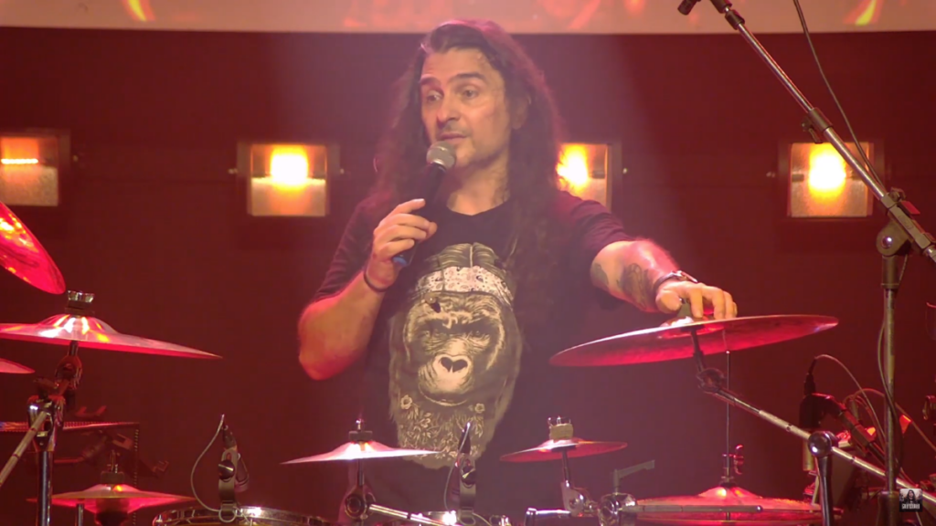 O Angra já deu o que tinha que dar? Para Ricardo Confessori, "não é mais Angra. Tem que acabar!"