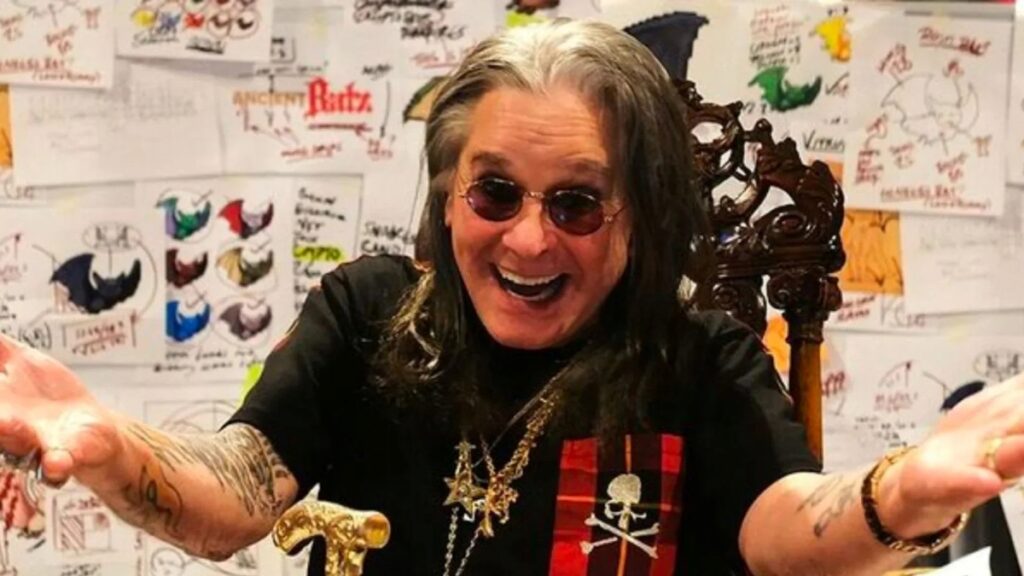Ozzy Osbourne Eu conversei com ele há alguns dias. Ele está indo para academia. Está se preparando para o último show. Ele é o Homem de Ferro da vida real, diz Andrew Watt