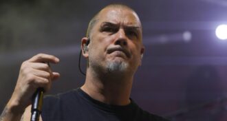 Pantera A extrema esquerda e a extrema direita tentam colocar todo mundo em uma caixa… Foda-se eles! Conte comigo fora dessa merda estúpida!, disse Phil Anselmo