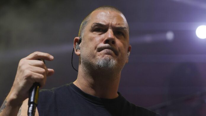 Pantera A extrema esquerda e a extrema direita tentam colocar todo mundo em uma caixa… Foda-se eles! Conte comigo fora dessa merda estúpida!, disse Phil Anselmo