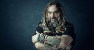 Sepultura Se você quiser ouvir o original também, está tudo bem para mim. Não vou perder o sono por causa disso, diz Max Cavalera sobre regravações