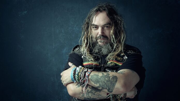 Sepultura Se você quiser ouvir o original também, está tudo bem para mim. Não vou perder o sono por causa disso, diz Max Cavalera sobre regravações