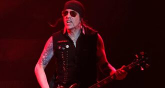 Skid Row: Rachel Bolan elege a canção que é a 