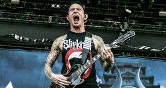 Trivium foi intimidado pela equipe do Ozzfest 2005 após se negarem a jogar ovos no Iron Maiden: 