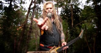 W.A.S.P. Eu nem quero ouvir o nome dele. Eu não ligo para o que ele faz. Ele acabou. Eu não lido com essa porcaria, diz Chris Holmes sobre Blackie Lawless