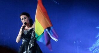 Within Temptation Nós defendemos certos valores e nossos fãs sabem disso. É importante apontar qual é a sua posição, diz Sharon den Adel