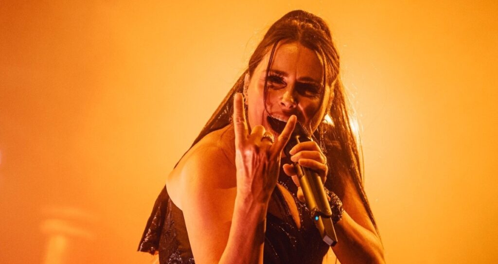 Within Temptation Sharon den Adel reflete sobre rejeição dos fãs do Metallica, estavam tendo dificuldades em ver uma mulher e lidar com isso