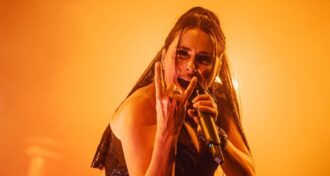Within Temptation Sharon den Adel reflete sobre rejeição dos fãs do Metallica, estavam tendo dificuldades em ver uma mulher e lidar com isso