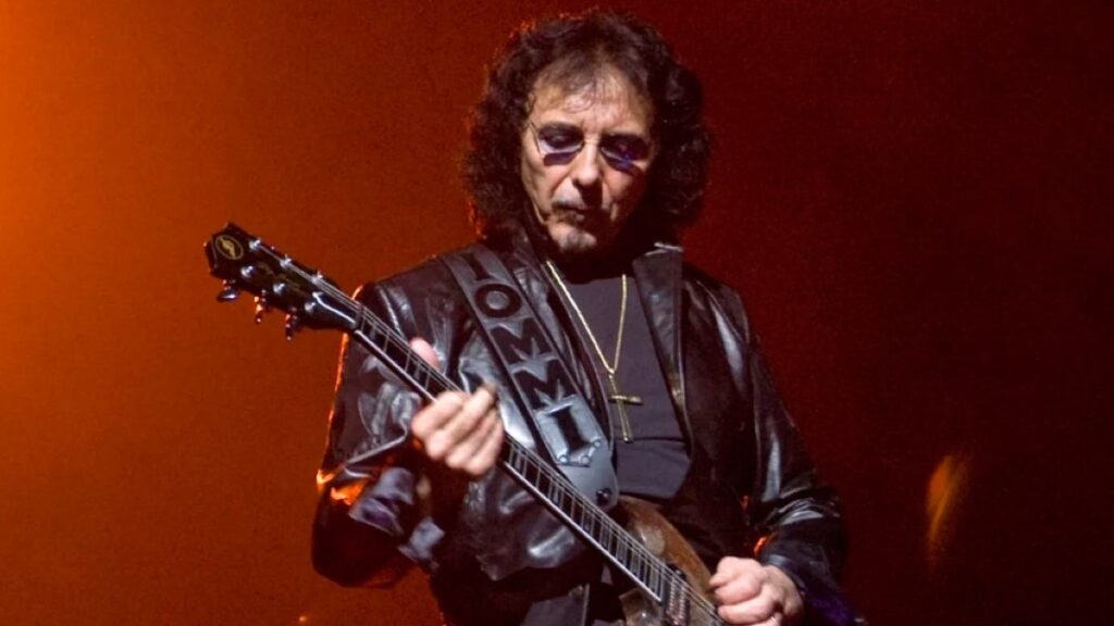 Black Sabbath Não consigo entender por que acabamos tirando a roupa, mas foi assim que gravamos essa faixa, dançando nus, diz Tony Iommi
