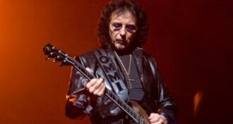 Black Sabbath Não consigo entender por que acabamos tirando a roupa, mas foi assim que gravamos essa faixa, dançando nus, diz Tony Iommi