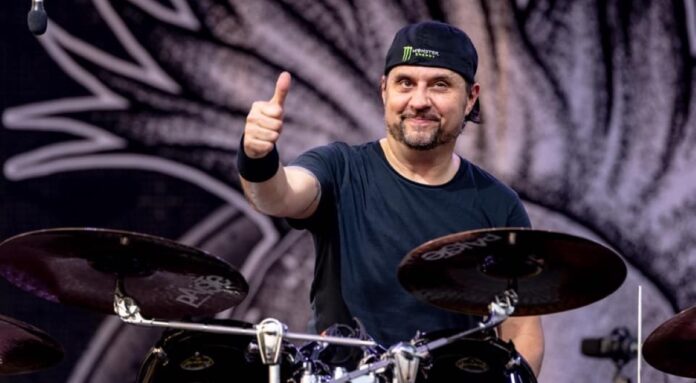 Dave Lombardo Acho que há muitas vantagens na indústria de hoje. Posso seguir o caminho de reclamar e criticar, mas, eu não vejo a vida dessa forma