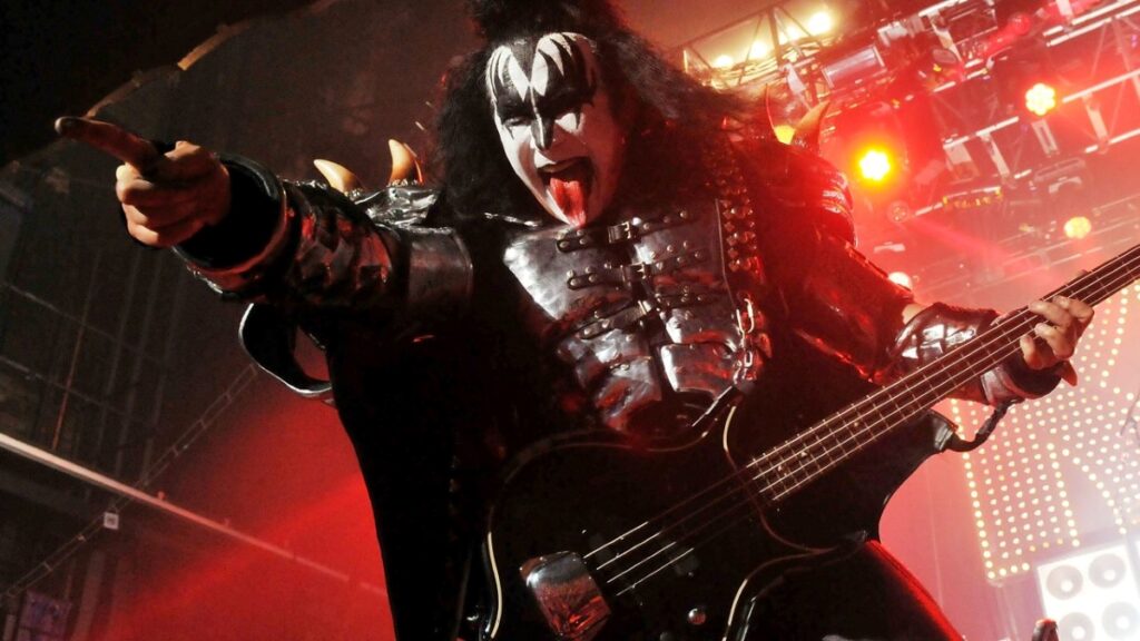 Kiss Quando você começa a se curvar para pegar o sabonete, não demora muito para você se tornar a cadela de alguém, diz Gene Simmons