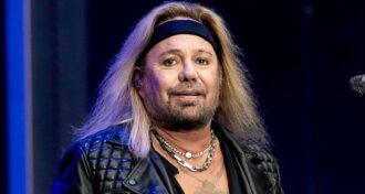 Mötley Crue adia próximos shows em Las Vegas devido a procedimento médico de Vince Neil