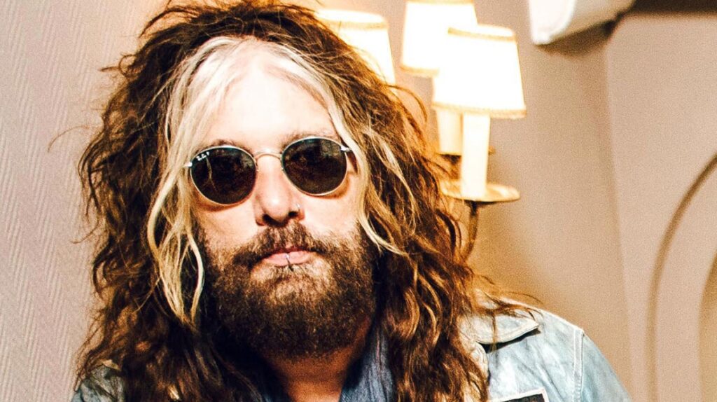The Dead Daisies: segundo John Corabi, Marilyn Manson não é original, "ele pega elementos de Alice Cooper e mistura com elementos de Bowie e Nine Inch Nails"