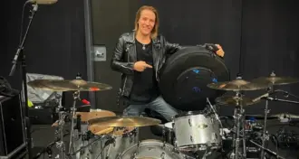 Segundo o baterista do Skid Row, Rob Hammersmith, a bnada continua procurando por um substituto para Erik Grönwall