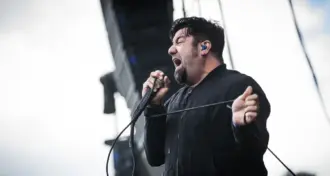 Deftones: Chino Moreno pede a fã que mande um recado aos seus amigos, 