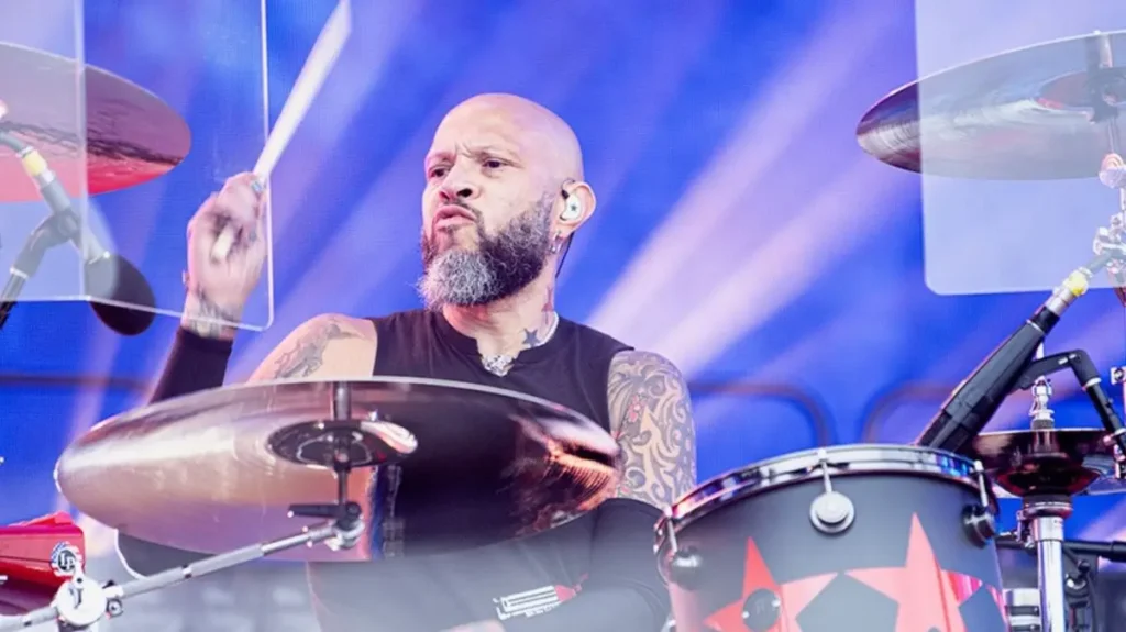 Guns N' Roses anuncia a saída do baterista Frank Ferrer após 19 anos