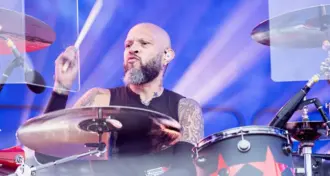 Guns N' Roses anuncia a saída do baterista Frank Ferrer após 19 anos