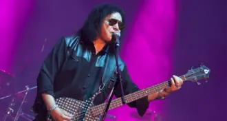 Gene Simmons defende sua iniciativa de cobrar US$ 12.495 para que fãs tenham a chance de ser roadie por um dia, 