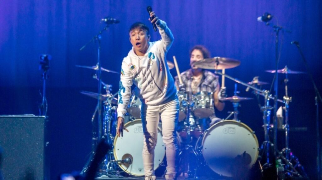 Journey: "Um agir de Deus! O fogo começou debaixo do palco, debaixo da minha bateria!", diz Deen Castronovo sobre "incidente elétrico" durante show em Houston