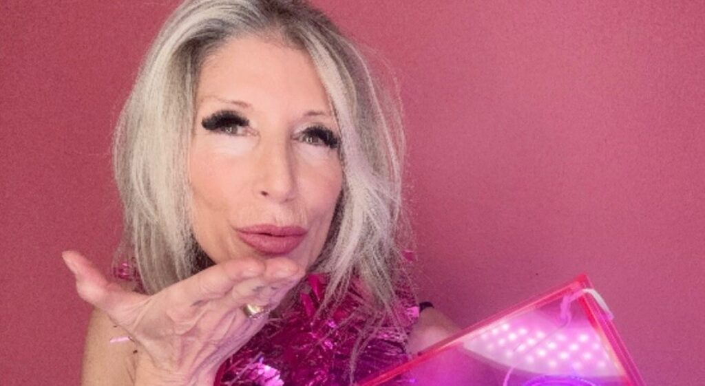 Femme Fatale: "Deixe os fãs terem a chance de me conhecer em um nível mais íntimo, se preferir, e peça certas coisas. Eu estou com vontade de ser má agora ", diz Lorraine Lewis