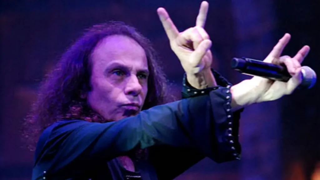 Dio: "O famoso sinal de chifre de dois dedos que me deram crédito por ter inventado foi algo que eu simplesmente peguei da minha avó. Era sua proteção contra o mau-olhado"