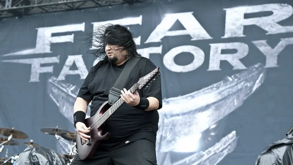 "A ideia de que o Fear Factory 'se trancou em uma caixa' não se sustenta quando você olha para a nossa evolução", diz Dino Cazares em resposta a Burton C. Bell