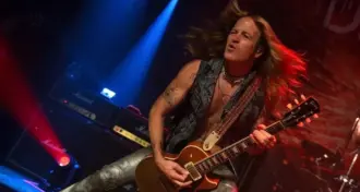 Doug Aldrich relembra telefonema de Dizzy Reed o convidando para o Guns N' Roses, 